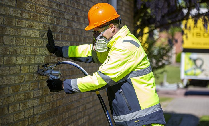 Aanbrengen van spouwmuurisolatie