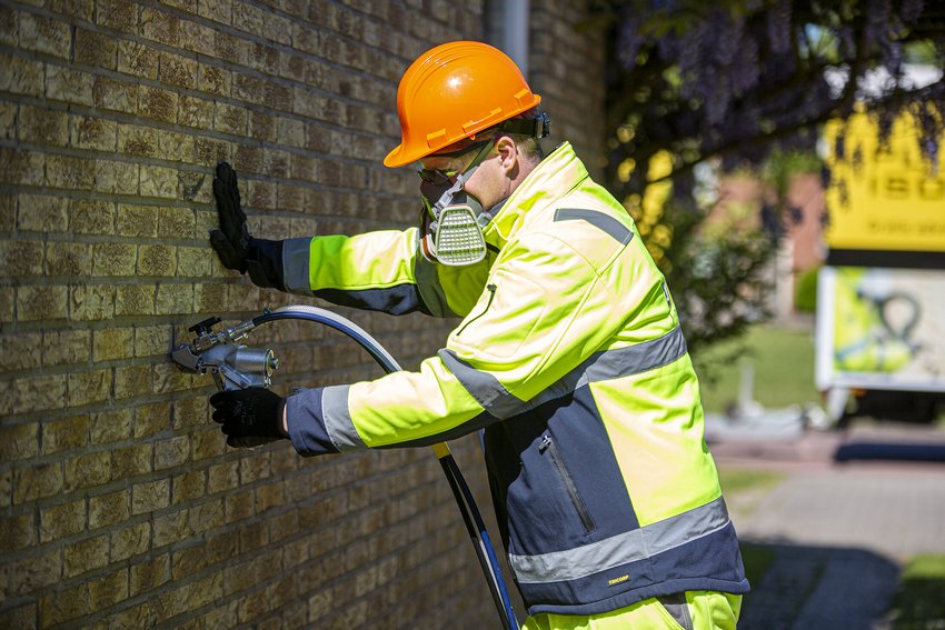 Aanbrengen van spouwmuurisolatie