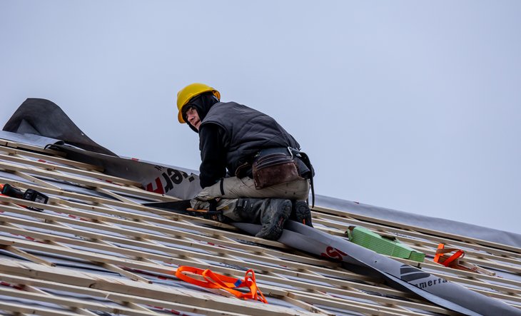 Man aan het werk op het dak
