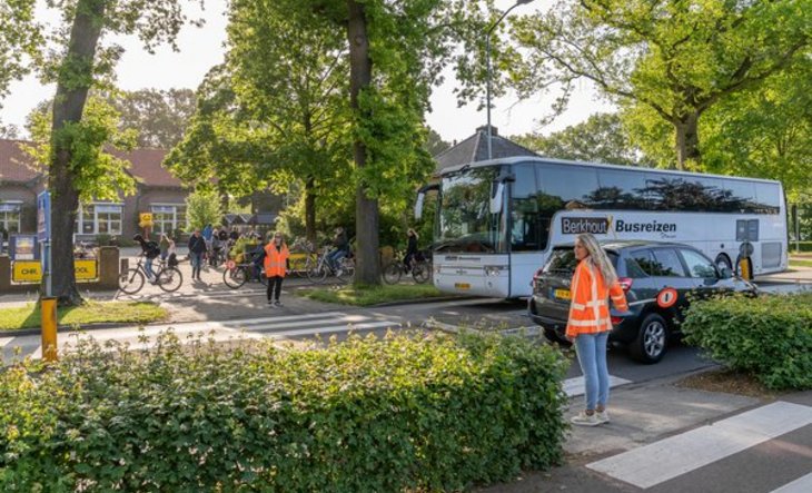 Zebrapad bij lagere school