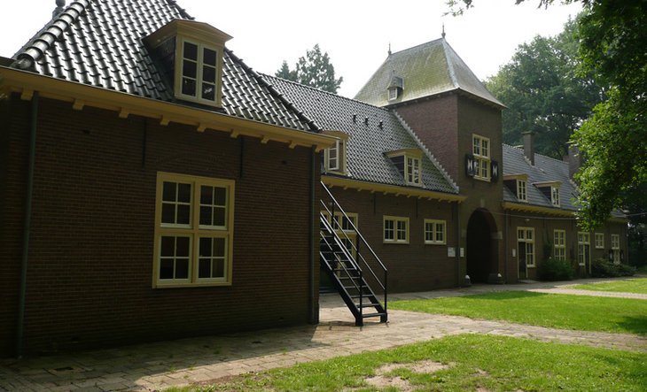 Poortgebouw en koetshuis bij De Lathmer, Lathmerweg 3