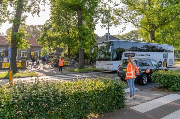 Zebrapad bij lagere school